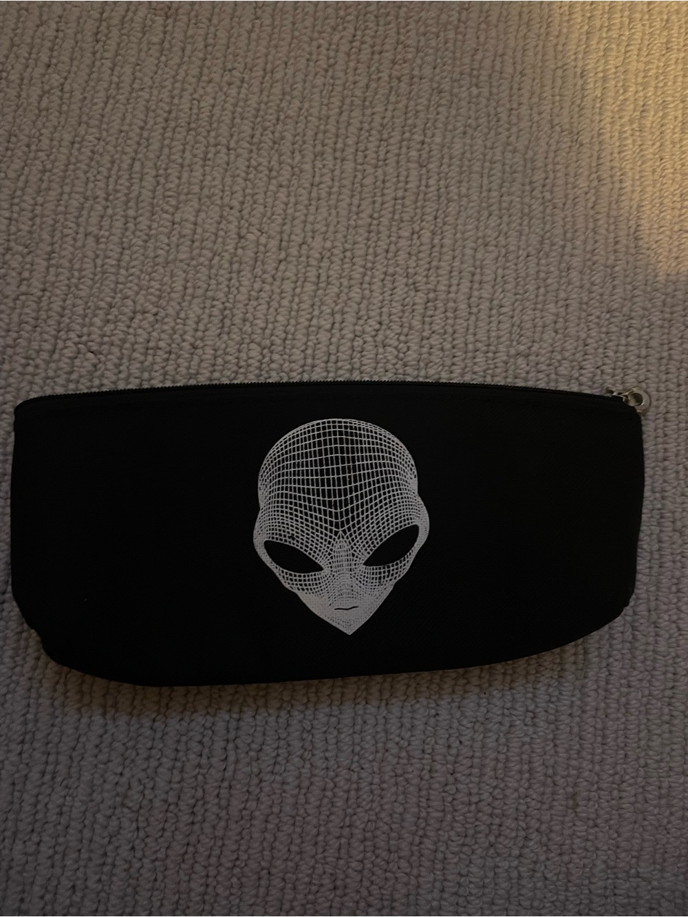 vintage Black Alien Graphic Zip Pouch for Men c51